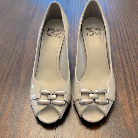 Mootsies Tootsies Shoes - Mootsie Tootsie Grey Patent Peep Toe Kitten Heels